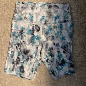 Lululemon bike shorts size 6